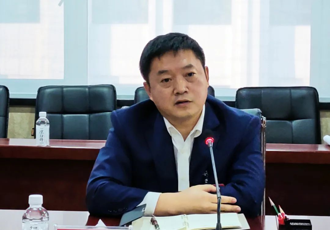 赵洪臣深入第一讨论组参加讨论