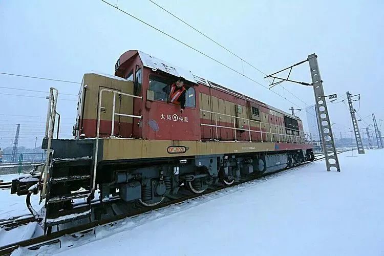 準備連掛作業的東風8b內燃機車.▲不眠的機車整備場.