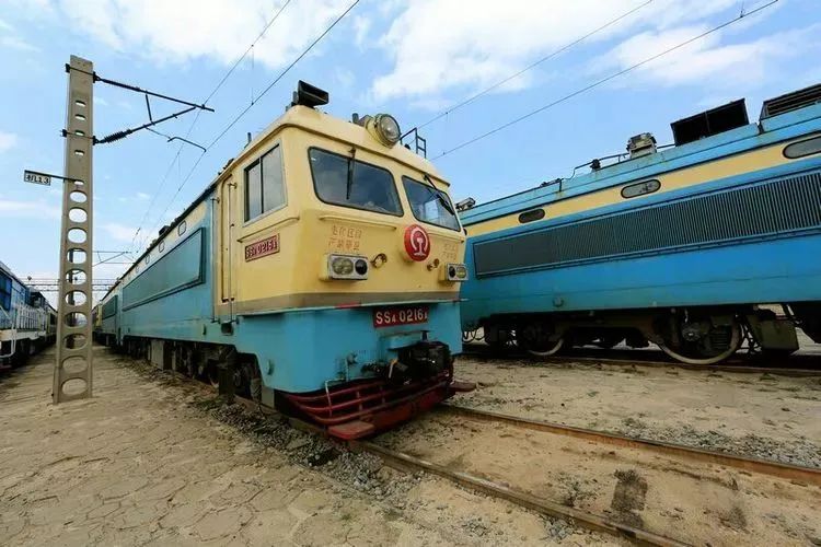 俄罗斯8g电力机车.电力机车时代▲正在作业的东风7型调车机.