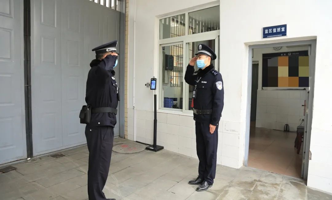 四季轮回昼夜交替每天数十次敬礼与同事换岗执勤一个执勤岗位有担当