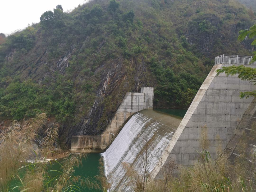 督察组现场发现电站筑水坝有新增高痕迹。新华社记者汪军摄