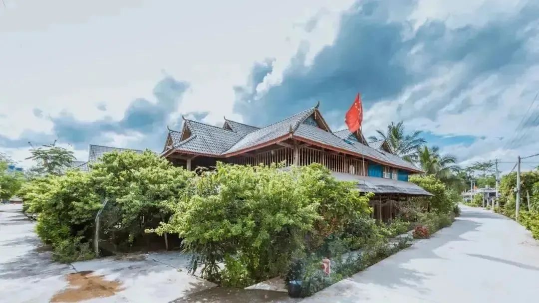 曼龙勒村小组是勐腊县勐腊镇曼龙代村委会的一个傣族村寨,距离勐腊镇