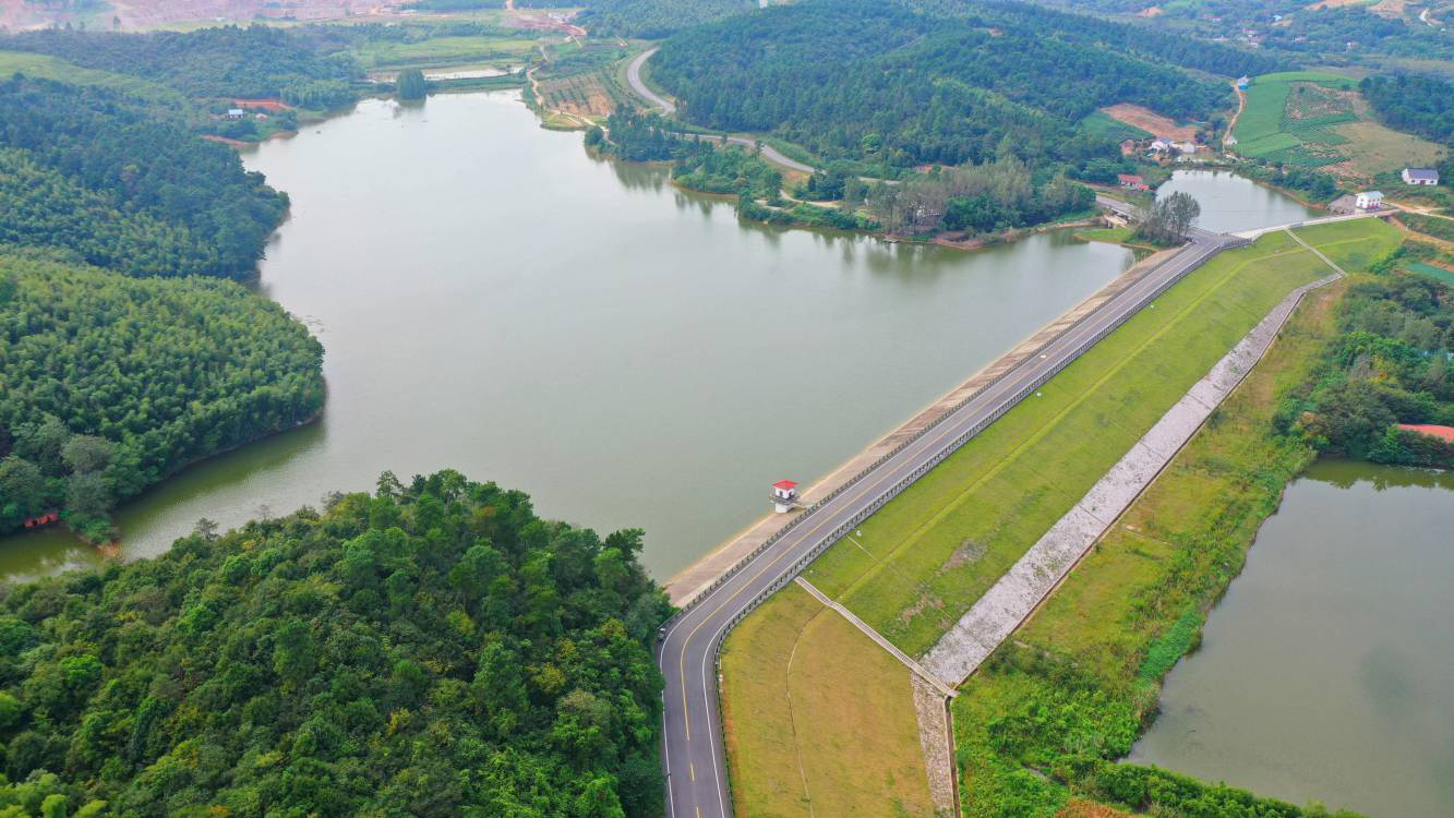 白石里水库大塘坝水库位于东方盐湖城景区,记者看到这里游客络绎不绝.