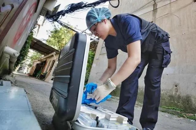 命案現場的女法醫在蛛絲馬跡中接近案件真相