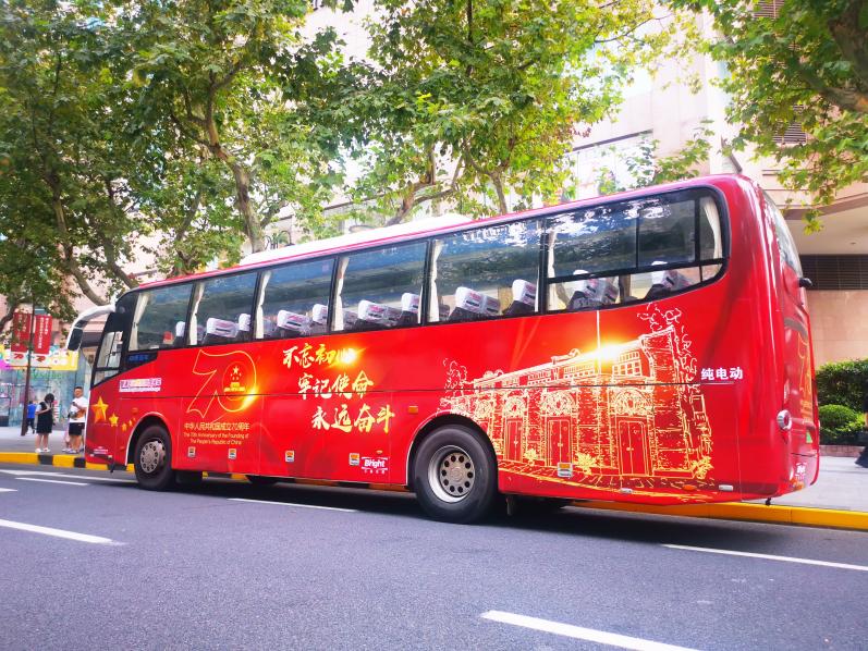 巴士媒体红色大巴贺建党百年