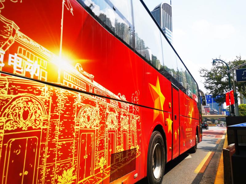 巴士媒体红色大巴贺建党百年