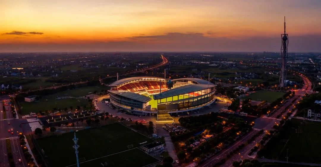 金山如画五彩金山夜幕下的上海湾区美