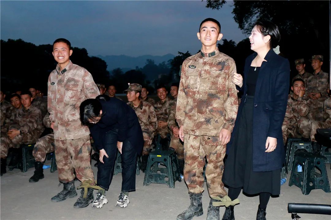 军人和护士浪漫邂逅