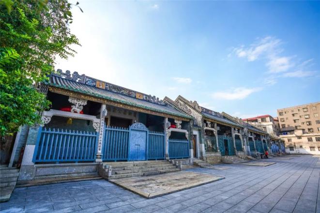 石头村坐落于石湾镇街道西南部,始建于南宋年间.