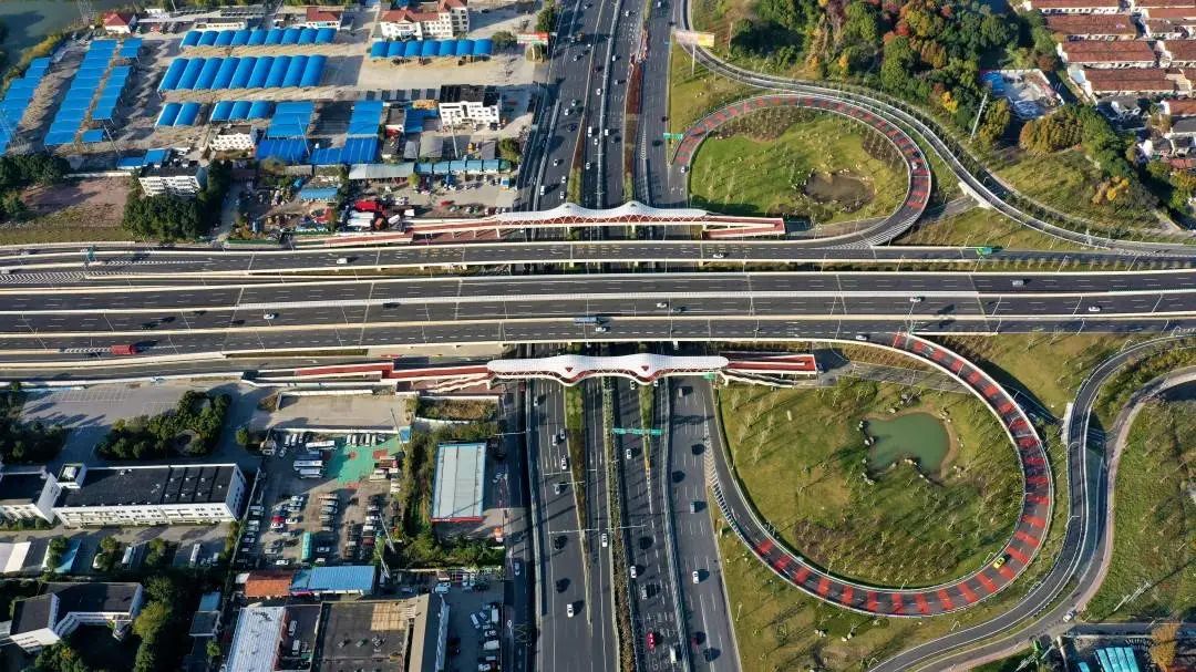 黄白线施画避免车辆交叉同时,城北路全线都是智能大道对违法行为进行