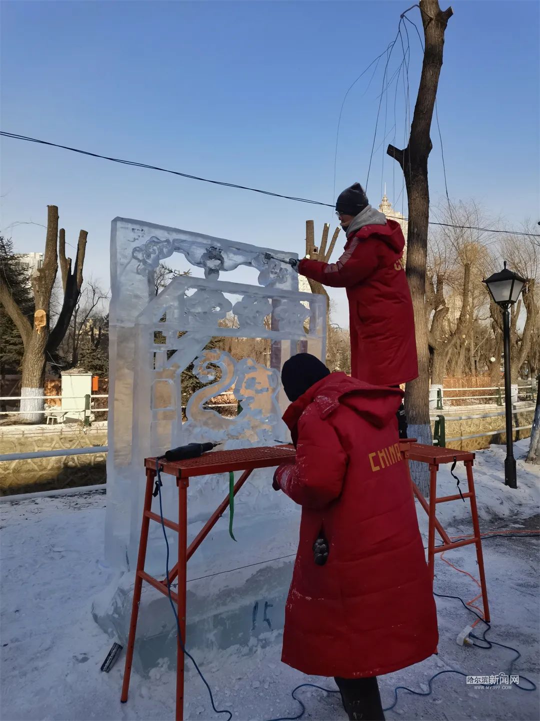 兆麟公园冰灯制作中大学生用冰雕作品迎冬奥首届哈职杯龙江冰雪雕塑