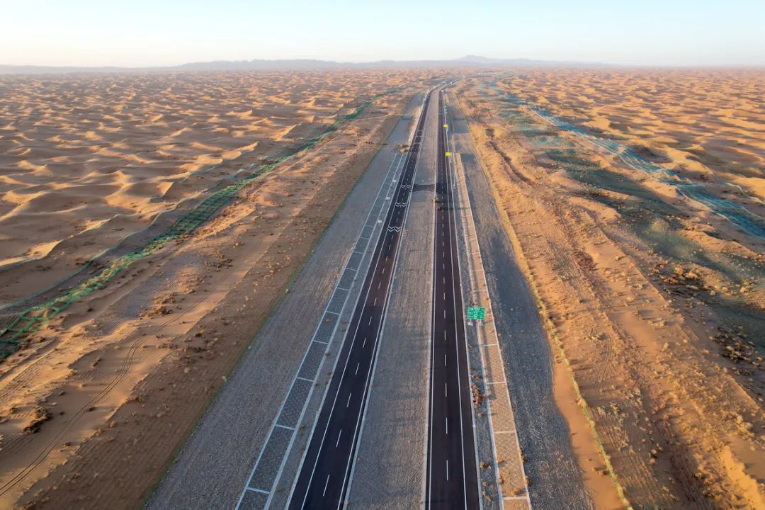 宁夏首条沙漠公路乌玛高速公路青铜峡至中卫段提前通车