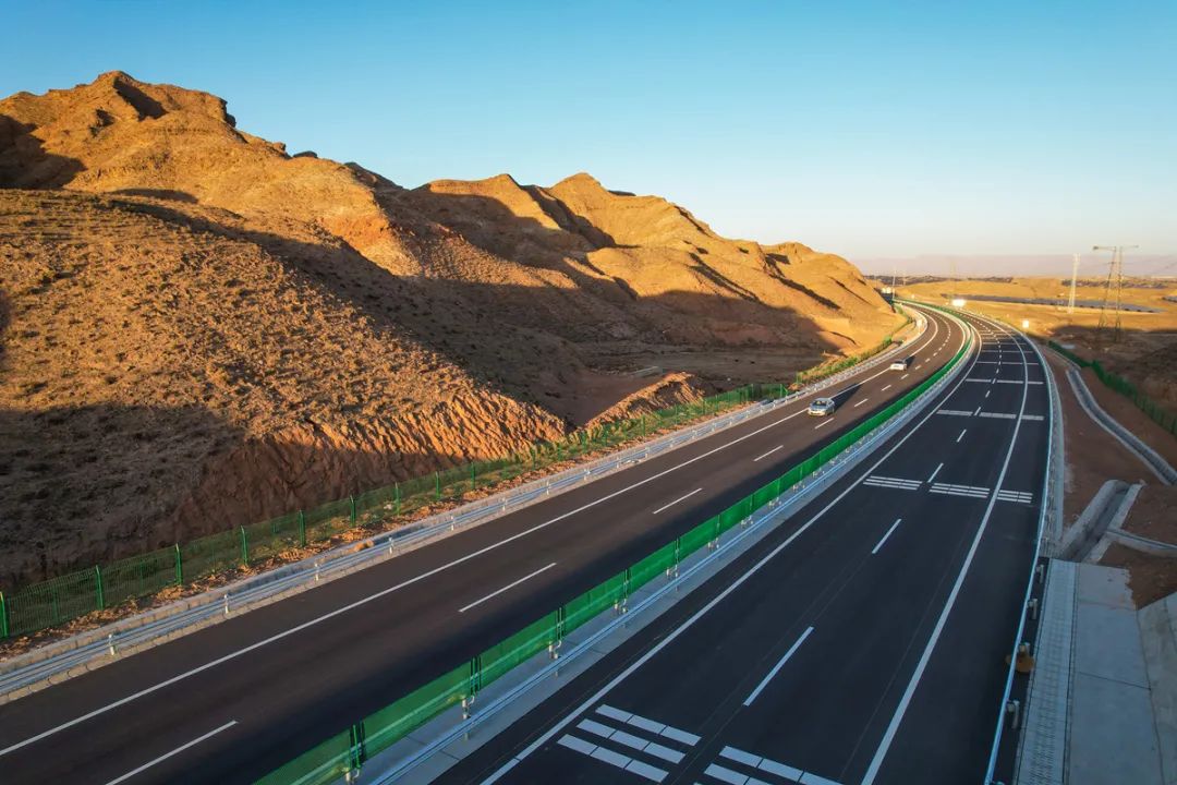 宁夏首条沙漠公路乌玛高速公路青铜峡至中卫段提前通车