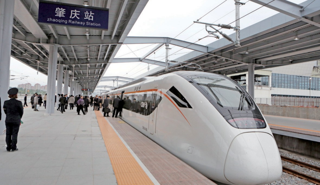 我常常建议来肇庆考察的客商乘坐高铁从深圳过来,感受一小时高铁生活
