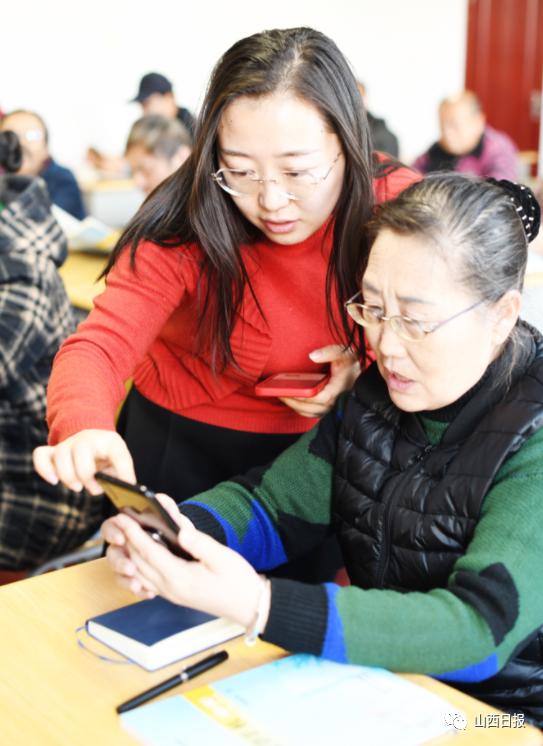 教老年人玩转智能手机太原一老年大学特色课程越来越火