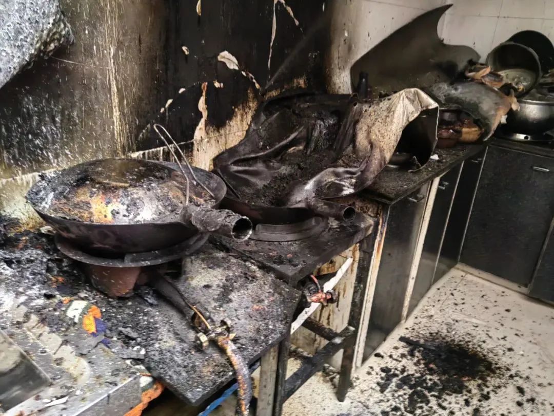 并引燃了灶台上方的排烟管道,火苗和浓烟瞬间充满整个厨房