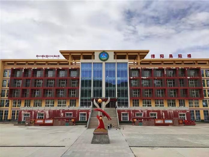 德阳援建纳木中学教学楼竣工投入使用,德阳市领导带队前往看望.