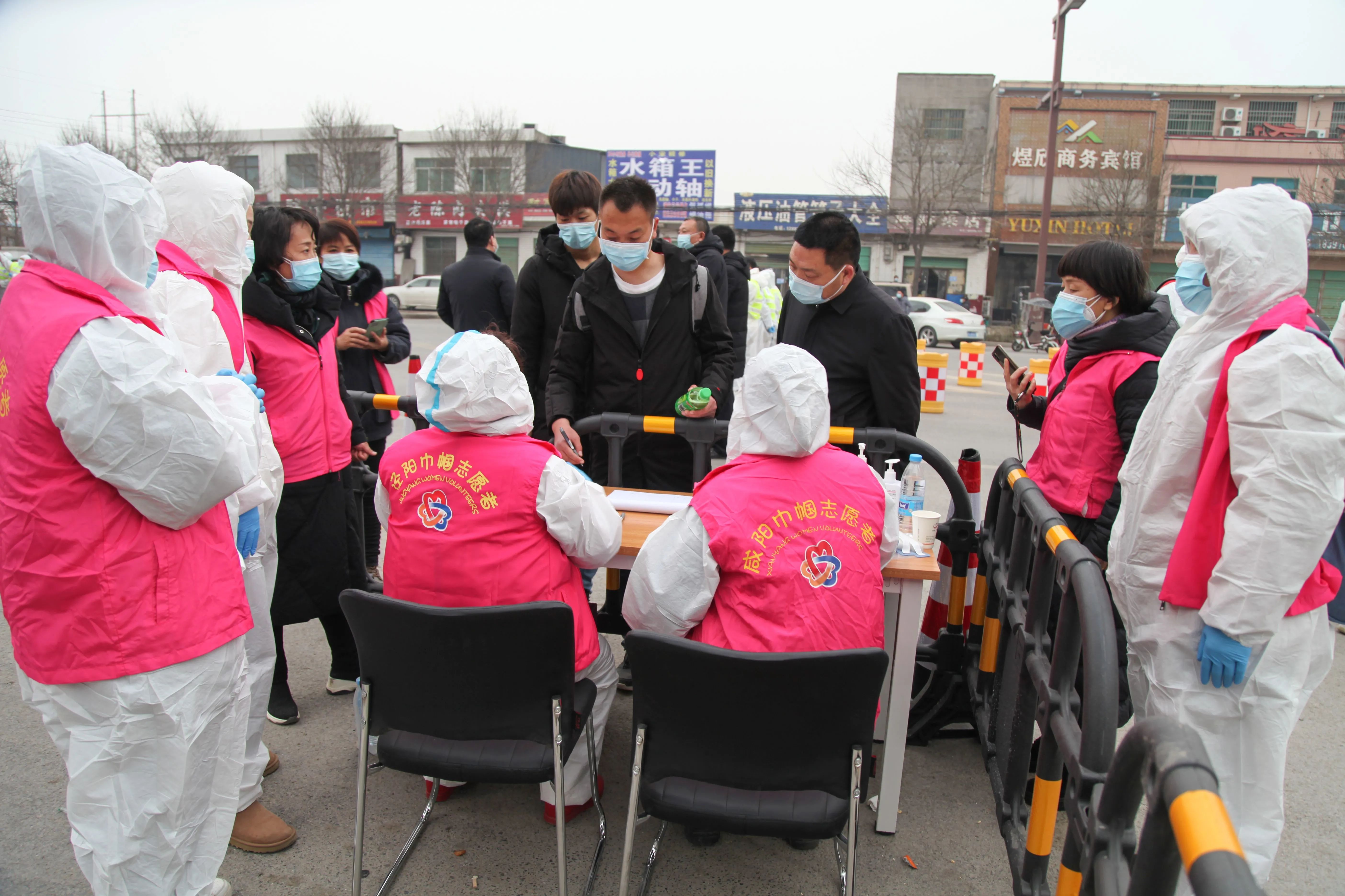 巾帼作用,号召各级妇联组织深入基层加强宣传,引导群众做好疫情防控