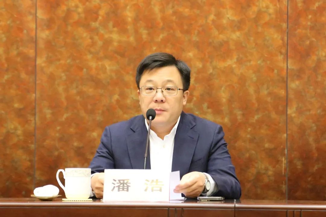 苏州中院党组书记,院长徐清宇,常熟市委书记周勤第莅临会议并讲话.