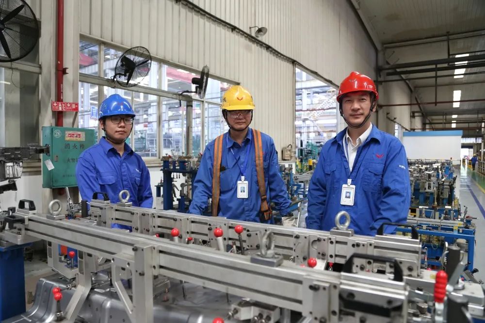 杰工荣光吕毅解放双手让汽车生产更加智能