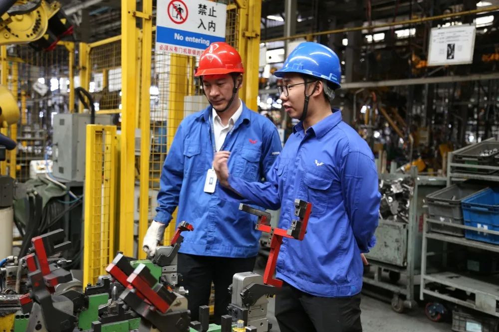 杰工荣光吕毅解放双手让汽车生产更加智能