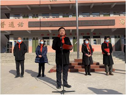 少先队员为与会领导敬献红领巾武峰峰,王兆承一行首