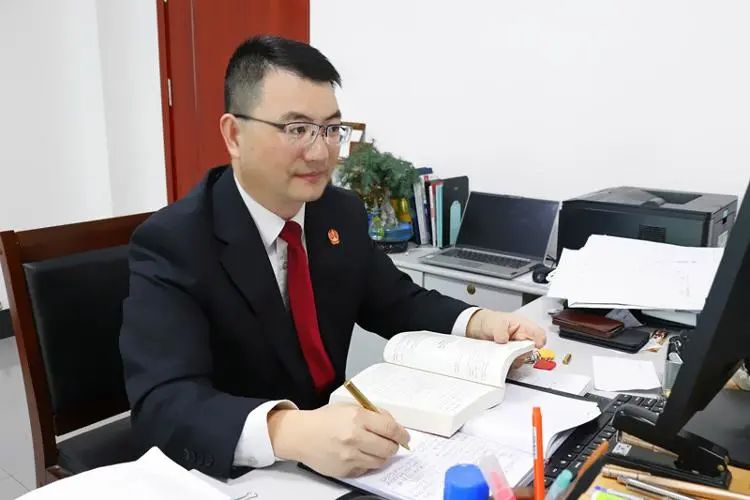 媒体记者看法院法官的一天刘永波