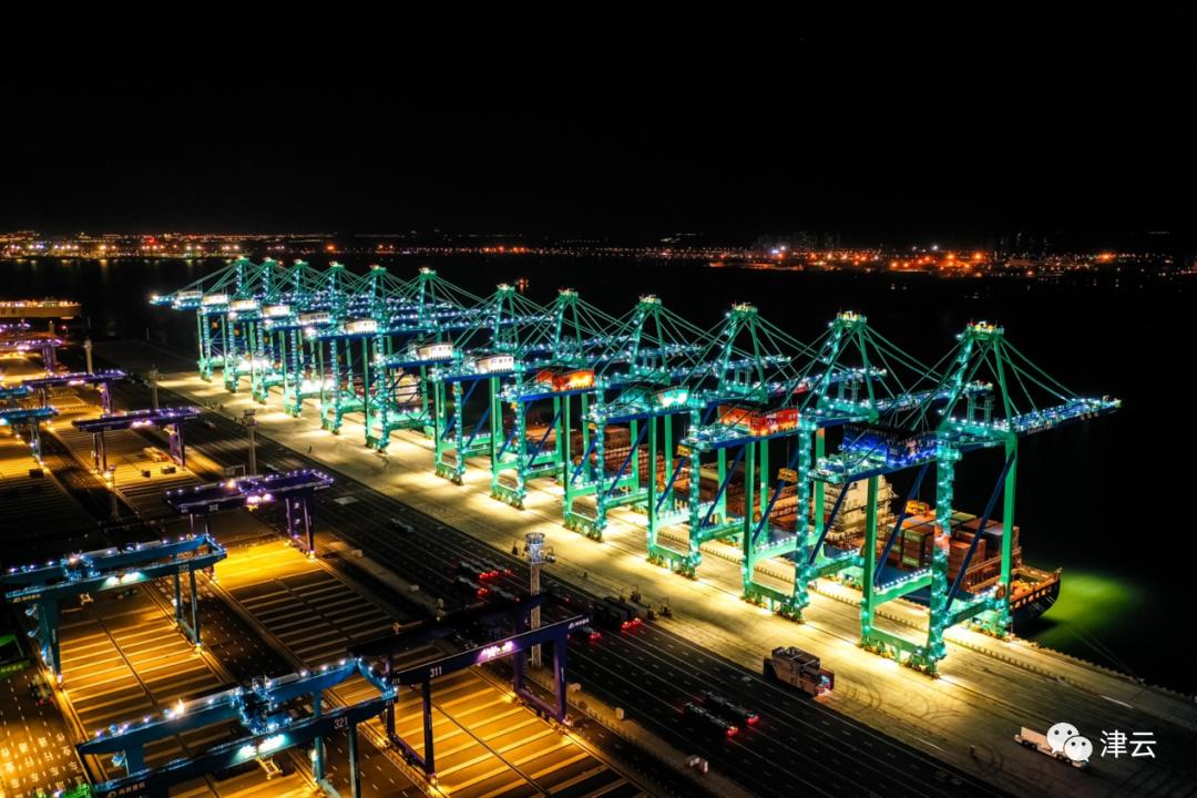 10月17日,全球首个"智慧零碳"码头——天津港北疆港区c段智能化集装箱