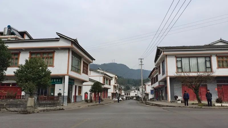 修文县大石布依族乡整治环境卫生擦亮乡容村貌