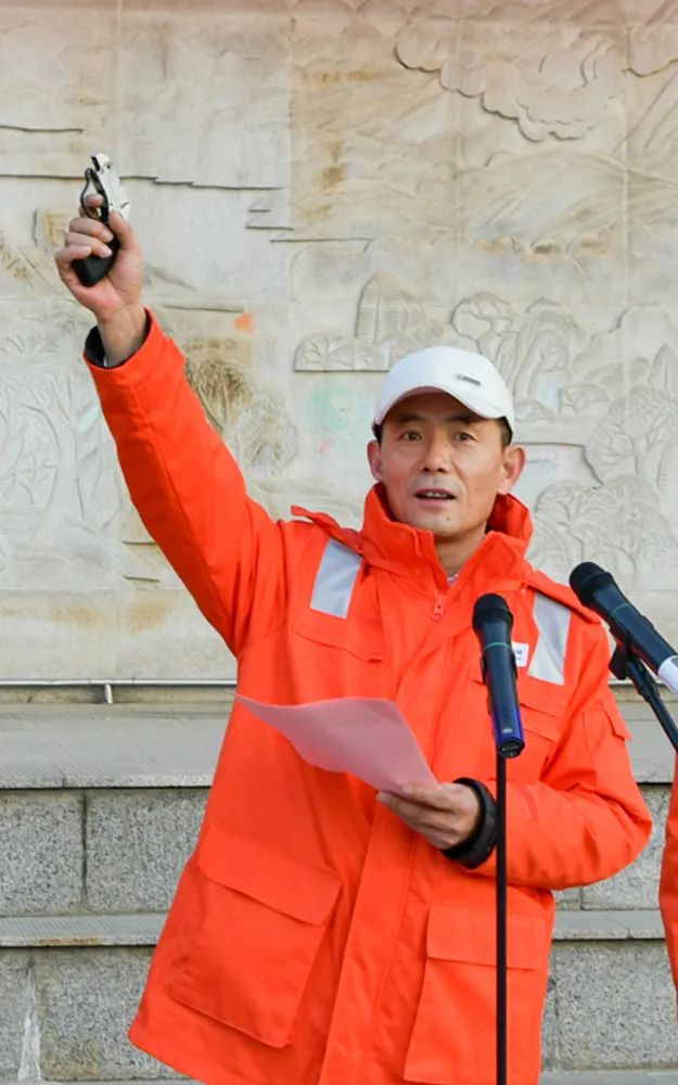公司领导司刚强,赵晓华,蔡朝辉,李关出席活动仪式,并检阅长跑队伍徐州