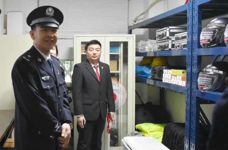 省法院法警总队总队长刘佰利一行到石棉县法院督导检查六专四室规范