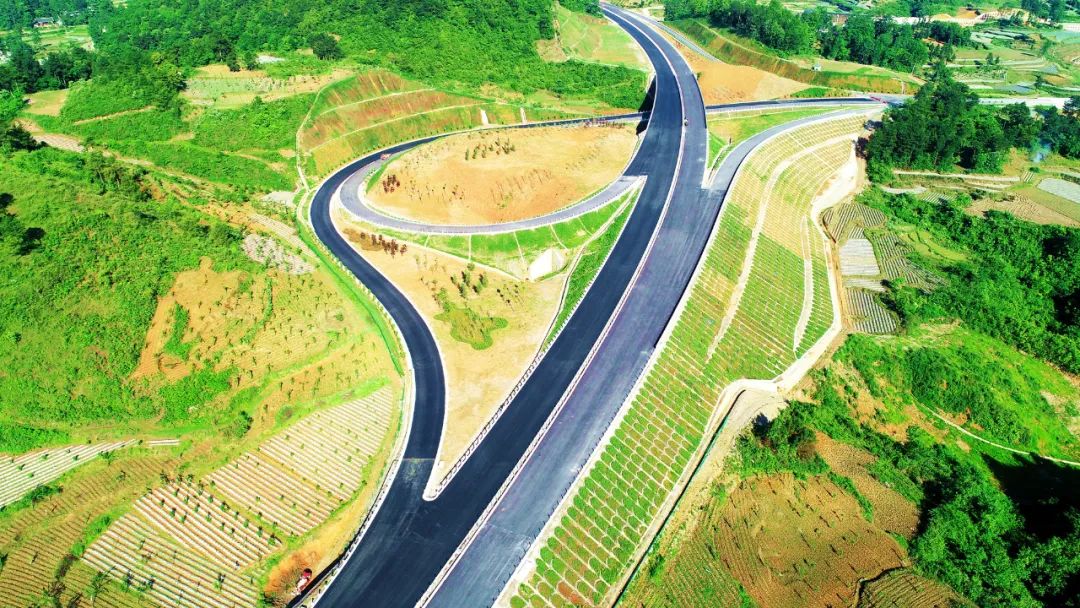 建设分公司,机电公司等单位承建的贵州瓮安至开阳高速公路建成通车