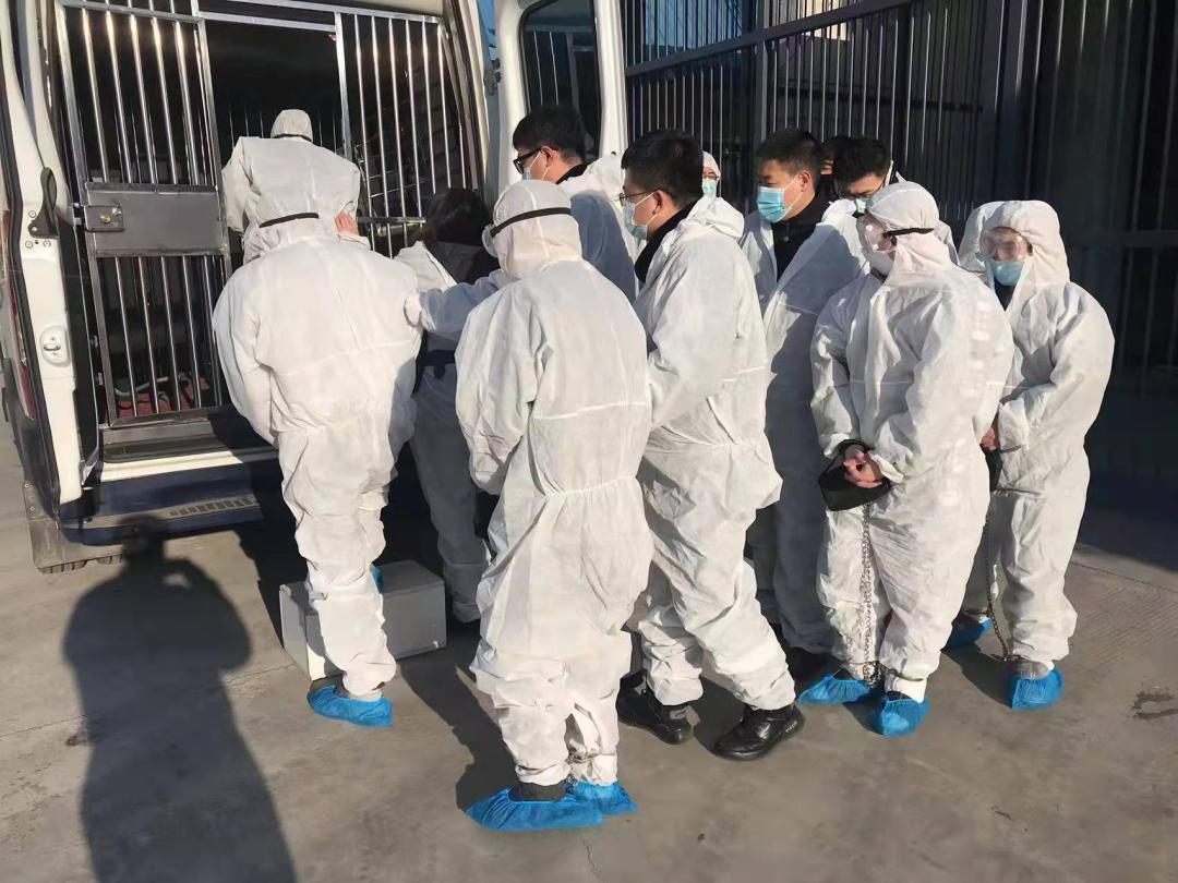 羁押囚车,法庭进行全面消毒;2,所有参加提押工作的干警均需着防护服