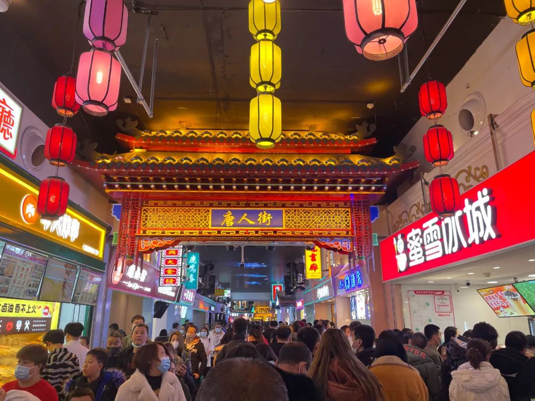 新华广场地铁网红街启幕