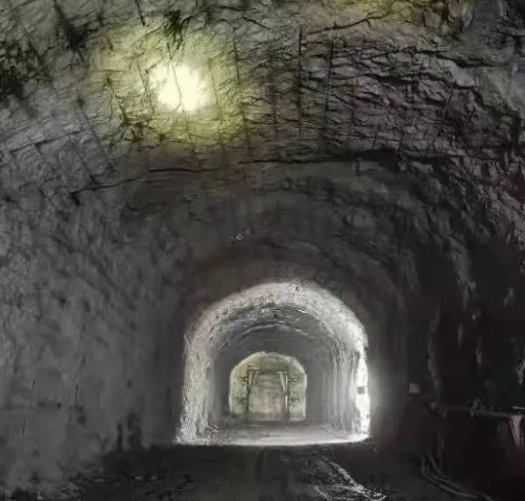 无压段长827米,净断面尺寸11m×17m(宽×高),属于大断面洞室爆破开挖