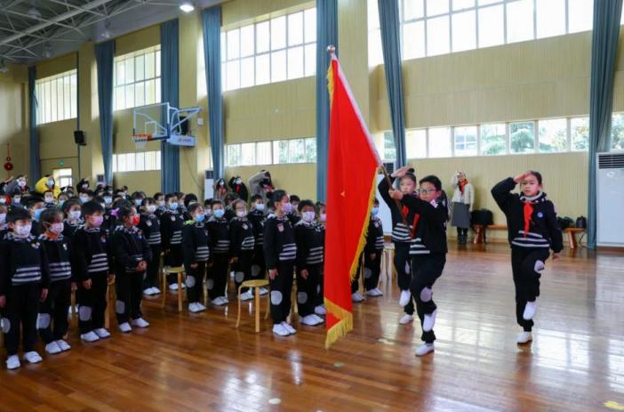 我是接班人新华社这个活动走进了七宝外国语小学