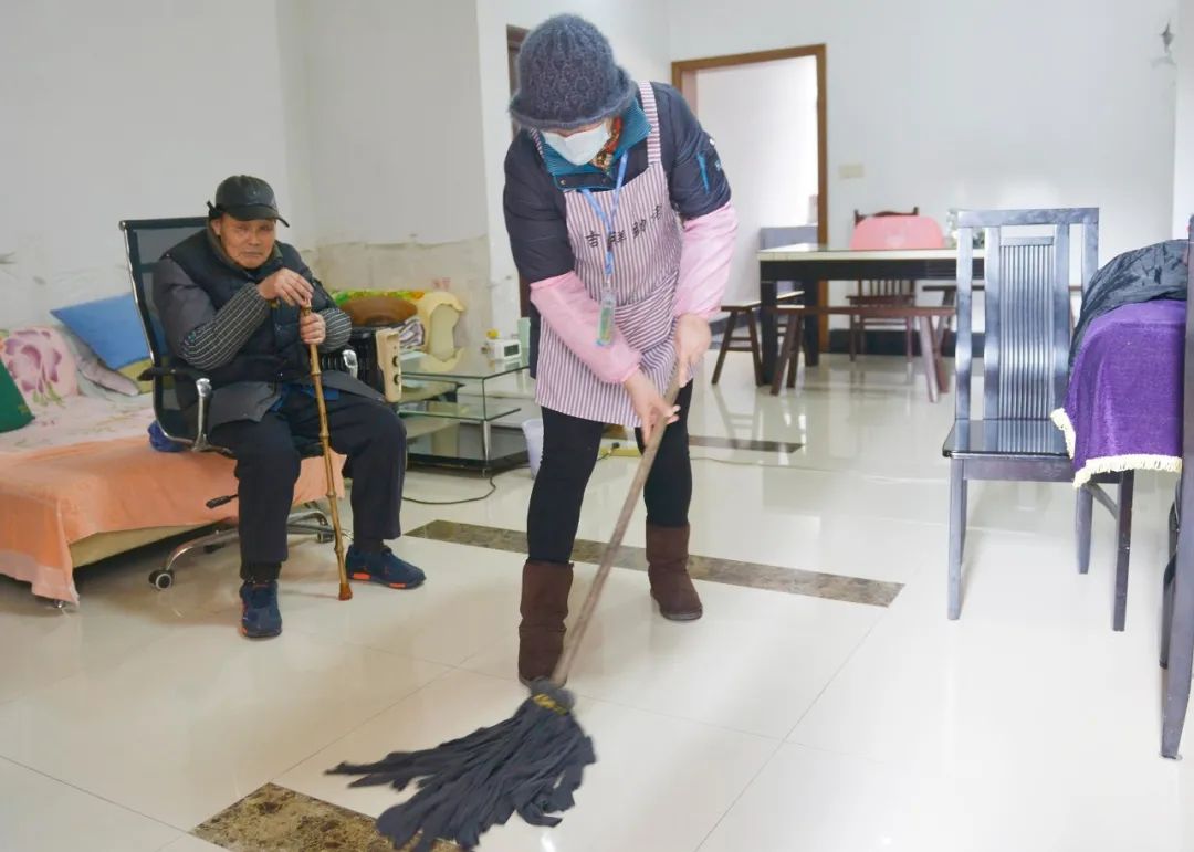 家务有人做饭菜有人烧这些老人的生活比蜜甜