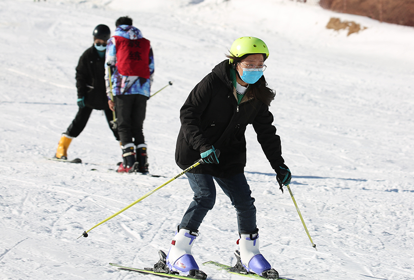 山丹縣佛山滑雪場體驗冰雪旅遊的樂趣