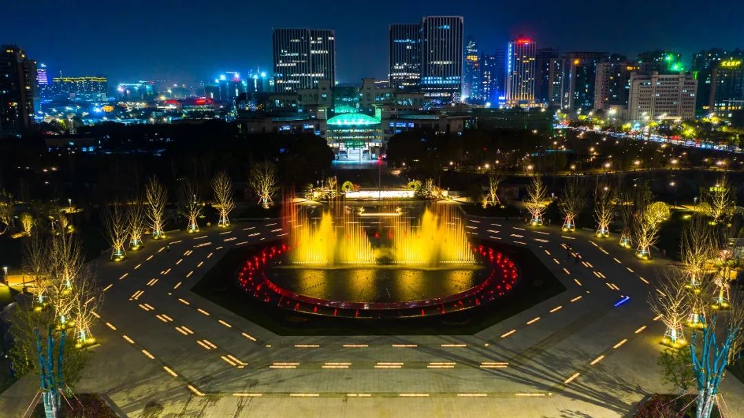元旦期间,中心广场音乐喷泉于2022年1月1日至2022年1月3日开放每天4次