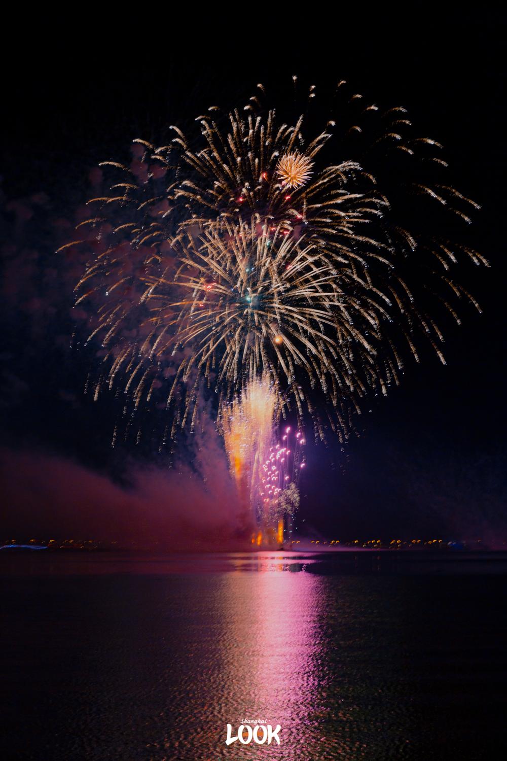 请你看上海城市尽头的烟花