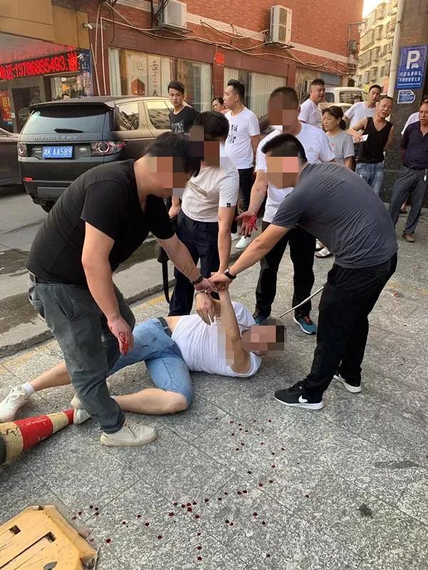 惊心动魄,民警辅警配合默契,舍生忘死,最终李某被成功控制,抓捕过程中