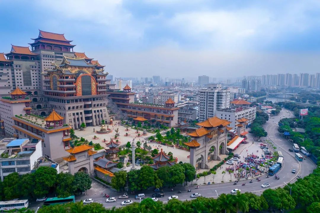 云天文化城观光祈福胜地,巨型仿古宫殿式建筑享有玉林"小布达拉宫"的
