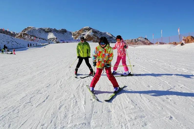 張掖山丹佛山滑雪場嘉峪關冰雪大世界向您展示出北方冰雪文化和冰雪