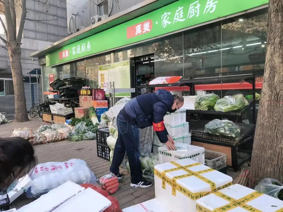 承壓四室耿強在張家堡街辦ee康城社區協助開展核酸檢測承壓一室副主任