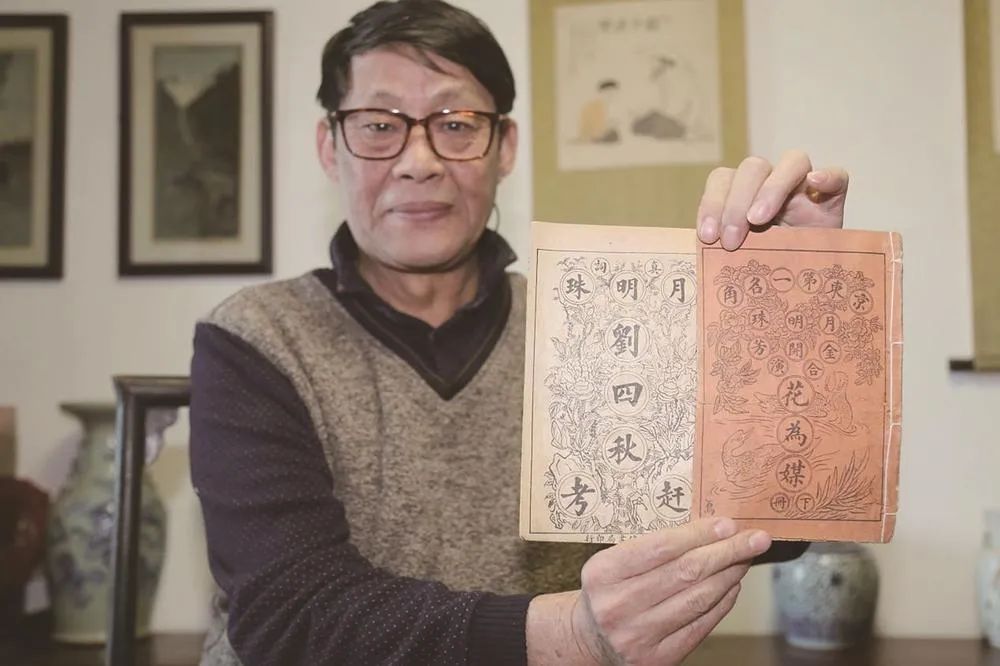 袁阔成(左),段起会(中),孙呈海(右)弟兄三人在小山照相馆用汽车道具