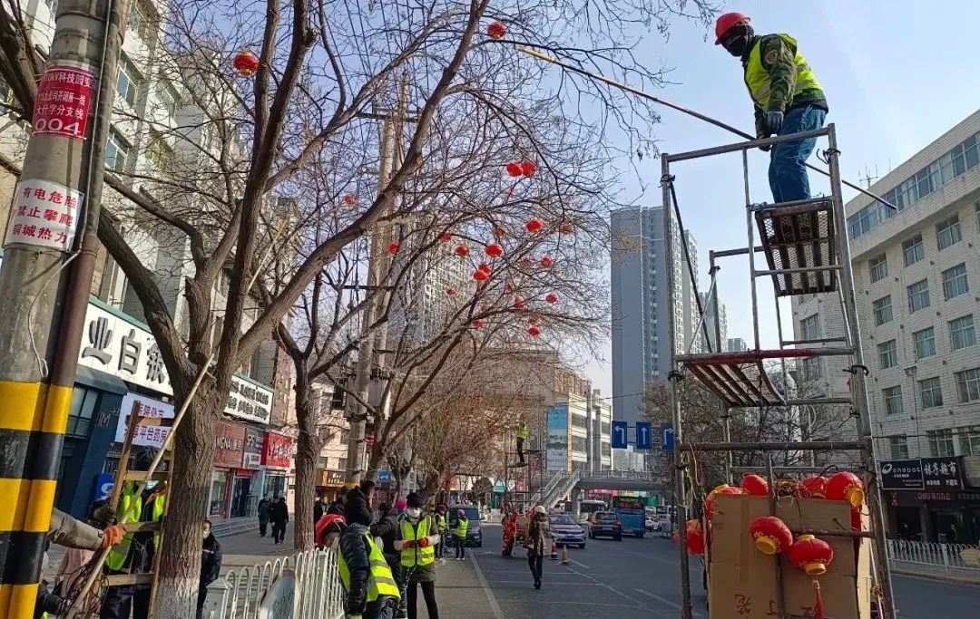 白银区道路彩灯亮化工作启动扮靓街景年味近