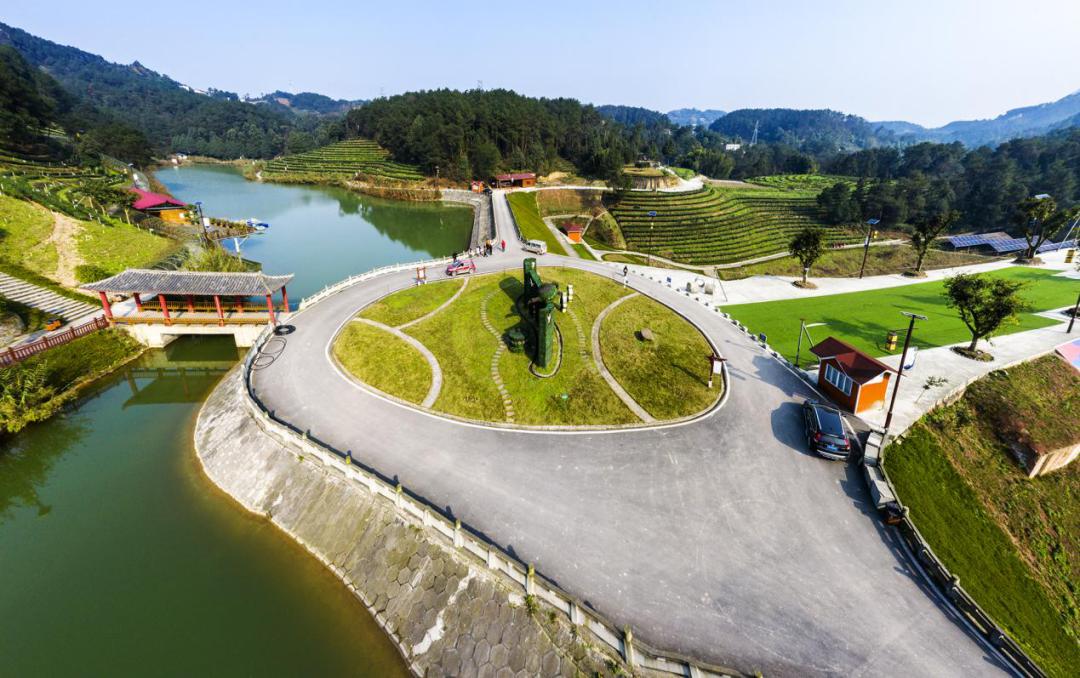 大雁嶺景區是國家4a級旅遊景區,有遊客接待中心,中國紅茶第一莊園