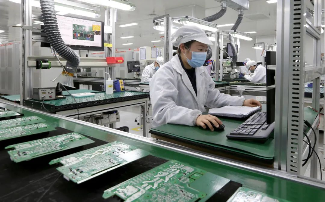 阳光电源工人在进行pcba调试