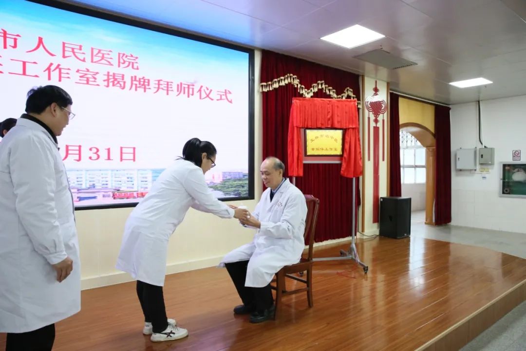 弟子依次向师傅敬茶
