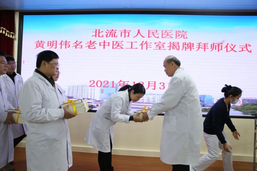 师傅向弟子赠书